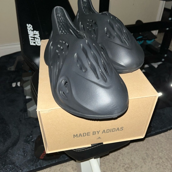 Yeezy slide foam runner onyx size 9 men’s - Picture 4 of 7